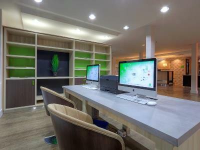 Express Airport - Polo Park By Ihg Hotel